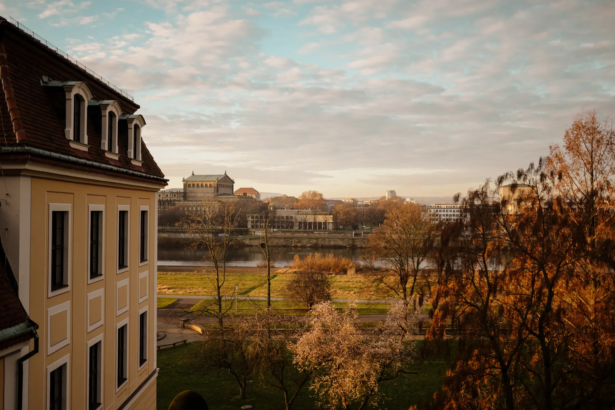 Blick von einem barocken Wohnhaus über die Elbe auf die Dresdner Altstadt – Immobilien, deren Verkauf Wissen und Sorgfalt verlangt