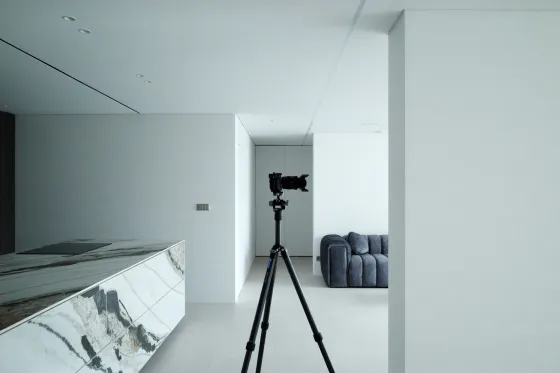 Kamera auf Stativ in einer leeren Wohnung – professionelle Fotografie gehört zur Vermarktung einer Immobilie