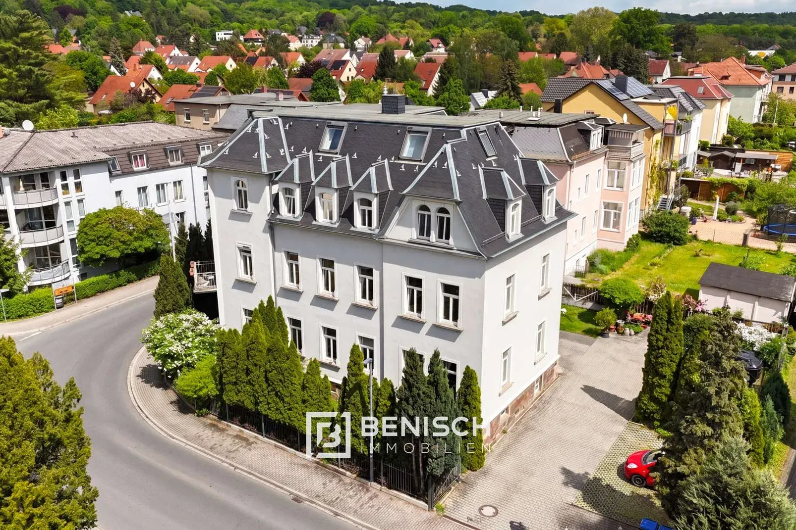 Von Benisch Immobilien verkaufte 3-Zimmer-Wohnung in Radebeul – heller Altbau um 1900 mit Mansarddach und Gauben
