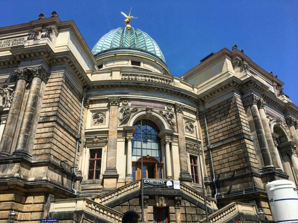 Die berühmte Kunstakademie in Dresden besticht durch ihre prachtvolle Architektur. Lassen Sie sich von einem Immobilienmakler Dresden beraten, um Immobilien in der Nähe dieses kulturellen Zentrums zu kaufen oder zu verkaufen.