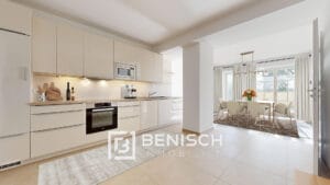 Küche und Esstisch mit Blick auf die Elbe