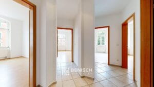 Blick in den Flur von der Wohnungstür aus