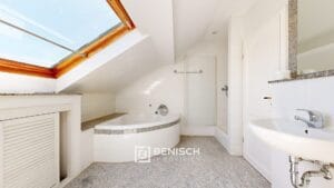 Badezimmer mit Eckbadewanne